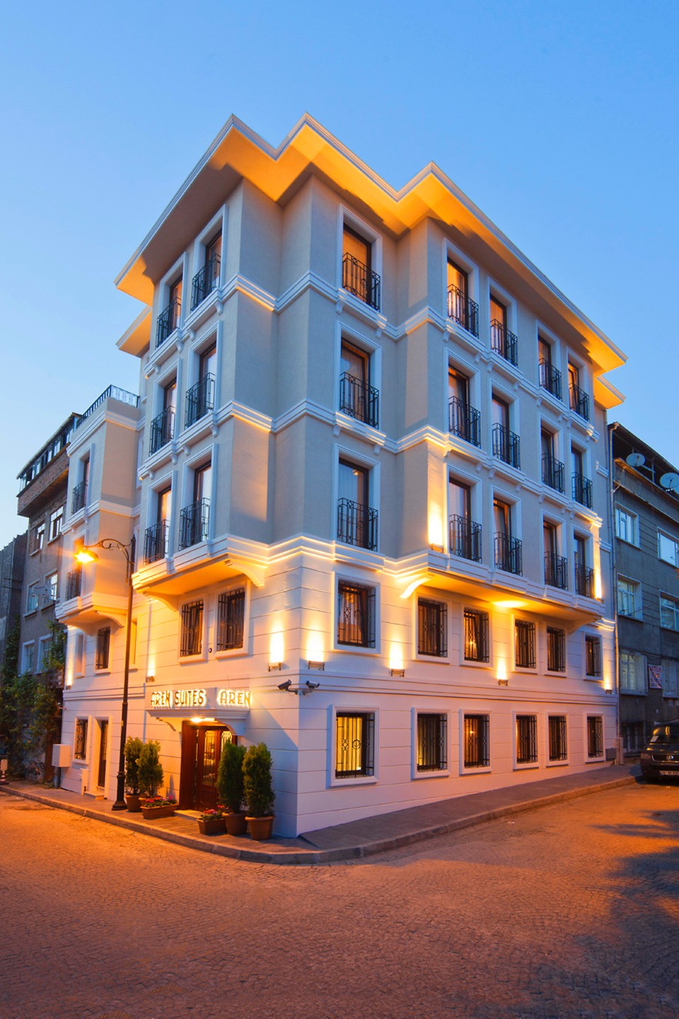 AREN SUITES
