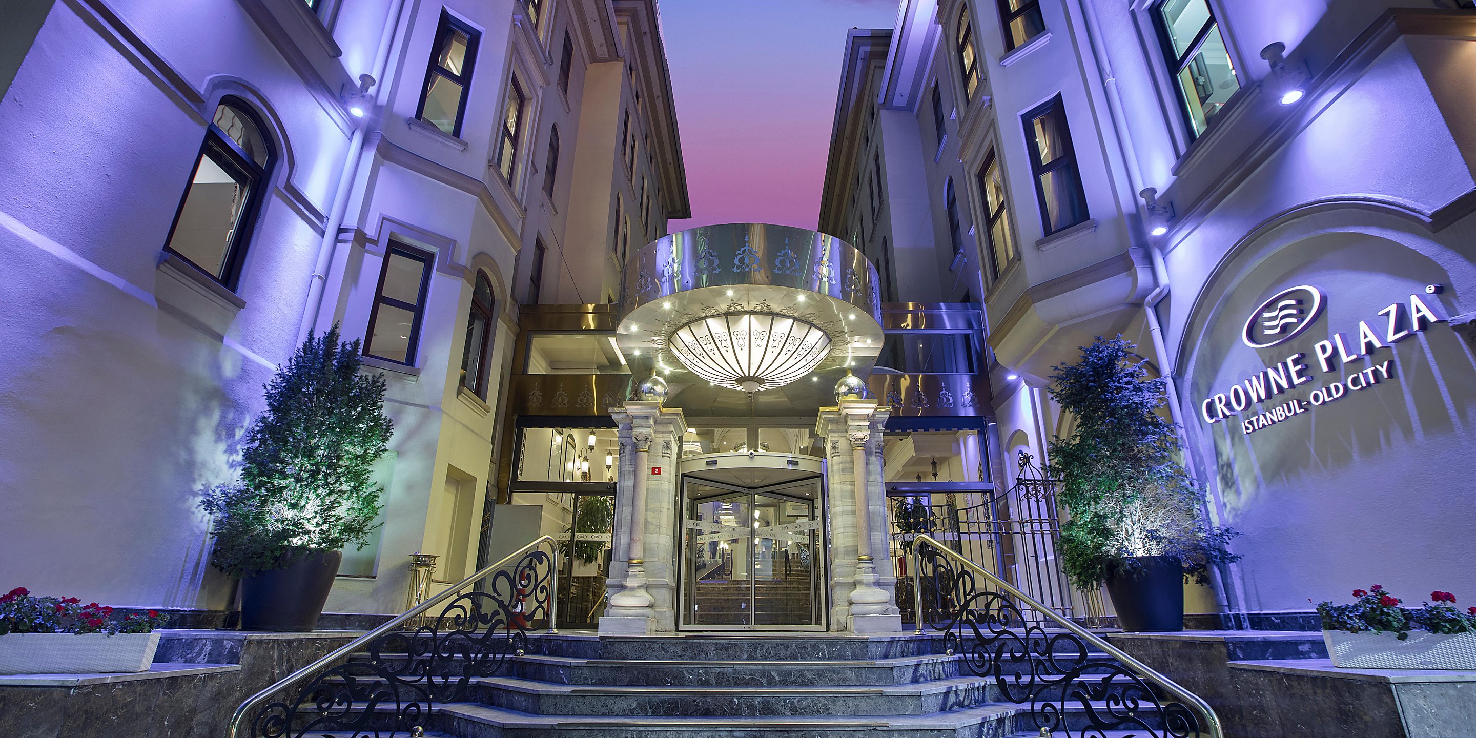 CROWNE PLAZA OLD CITY