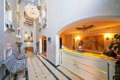 AMIRA HOTEL