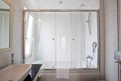 AREN SUITES