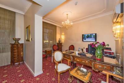 BY MURAT CROWN HOTEL