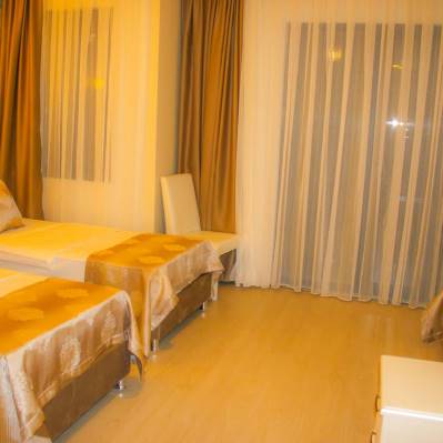 DELUXE NEW PORT HOTEL