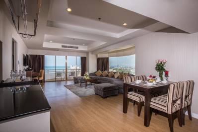 D VAREE JOMTIEN BEACH