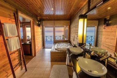 KOMANDOO ISLAND RESORT & SPA