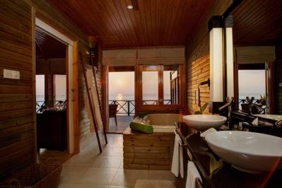 KOMANDOO ISLAND RESORT & SPA