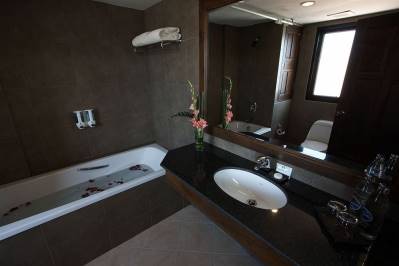 NORA LAKEVIEW HOTEL