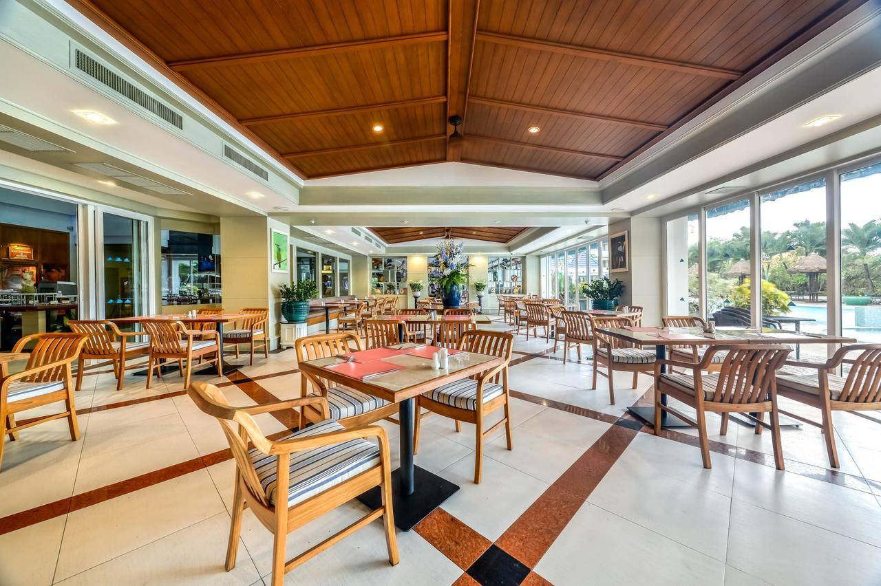Andaman beach suites. Андаман Бич Патонг. Отель Andaman Beach Hotel. Отель Андаман Пхукет. Andaman Beach Suites Hotel 4 * Пхукет (Патонг).